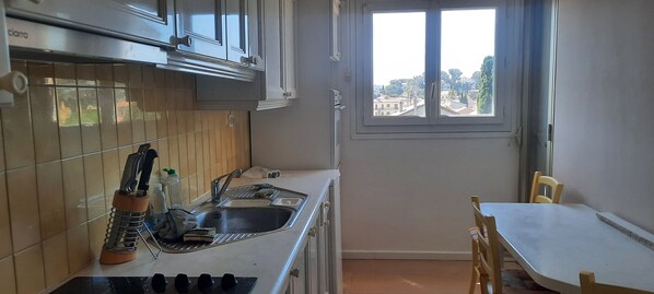 Coffee/tea maker, fridge, oven, stovetop - 4-Bedroom Apartment in Port-Issol, Sanary-sur-Mer (Sanary-sur-Mer)