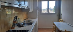 Cafetera y tetera, refrigerador, horno y parrilla de estufa