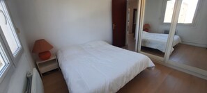 2 bedrooms, iron/ironing board, free WiFi, bed sheets - 4-Bedroom Apartment in Port-Issol, Sanary-sur-Mer (Sanary-sur-Mer)