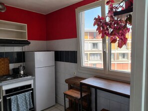 Wasserkocher mit Kaffee-/Teezubehör, Kühlschrank, Mikrowelle, Ofen