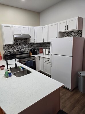 Private kitchen - Haniels Place - Unit D (Indianapolis)