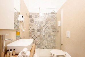 Ein Badezimmer mit Badewanne, Toilette und Dusche.