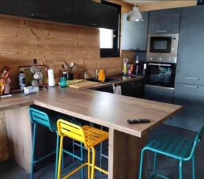 Wasserkocher mit Kaffee-/Teezubehör, Kühlschrank, Mikrowelle, Ofen