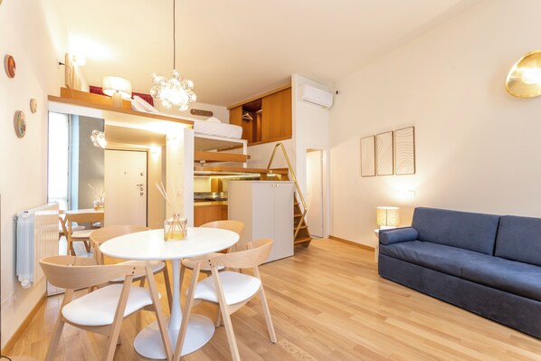 Dining - Vrbo Property (Milano)