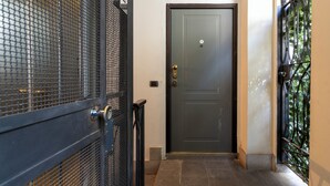 Una reixa de metall tancada, una porta fosca i una reixa de metall amb un disseny decoratiu.