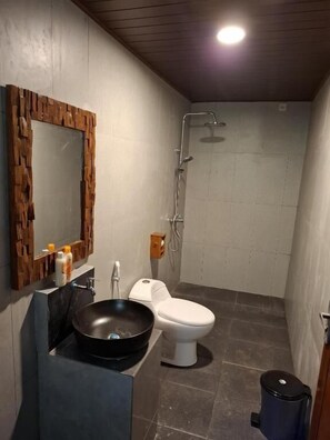 Shower, free toiletries, towels, soap - Villa Sunyi close to Gili Islands (Lombok)