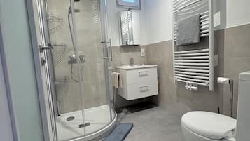 Dusche, Haartrockner, Handtücher, Seife