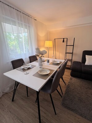 Dining - Vacation Rental at Paradies Park, Beautiful Old Town, and Great Hikes (Limburg an der Lahn)