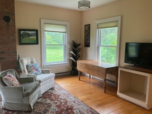 Living area - Quiet country apartment for rent. Near Kingston, Napanee and Prince Edward C. (Centreville)