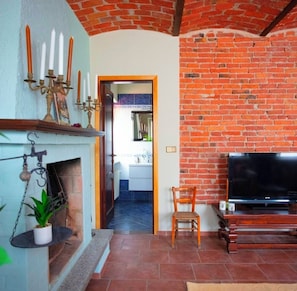 Fernseher, Kamin, Bücher