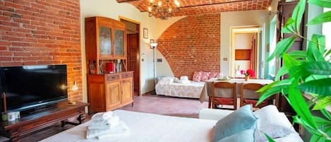 1 bedroom, iron/ironing board, travel cot, free WiFi