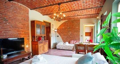 Country House Amid the Roero Vineyards with a Garden