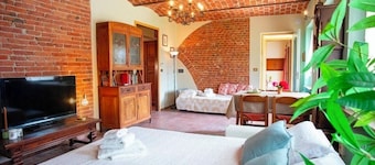 Country House Amid the Roero Vineyards with a Garden
