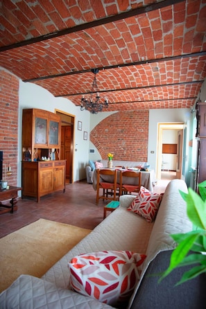 Fernseher, Kamin, Bücher