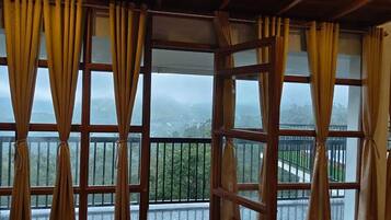 Luxury Suite | Desk, laptop workspace, free WiFi