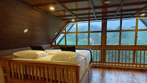 办公桌、笔记本电脑工作区、免费 WiFi