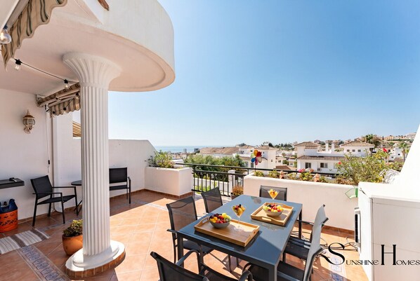 Outdoor dining - 4 Bed Townhouse, Sauna, Pool, Sea Views (Benalmádena)