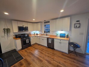 Private kitchen - Cozy 2-bedroom house in fantastic Oswego with AC and fitness room (OSWEGO)