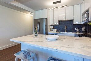 Private kitchen - Fully Remodeled, Lanai Ocean Views, 4.95 SuperHost, 1 br, 2 bath, 3 beds (Kihei)