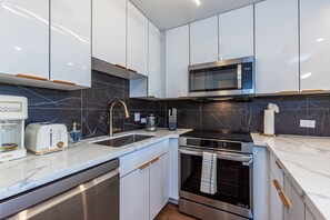 Private kitchen - Fully Remodeled, Lanai Ocean Views, 4.95 SuperHost, 1 br, 2 bath, 3 beds (Kihei)