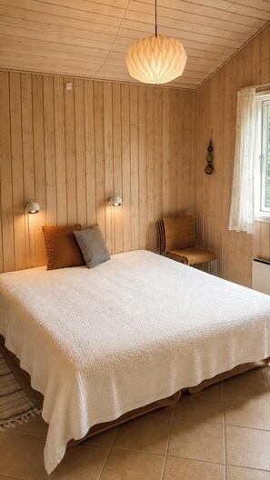Desk, free WiFi - Secluded holiday oasis near lovely beach (Højby)