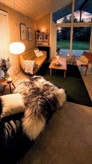 Un salon chaleureux avec un canapé, une table basse et une cheminée.