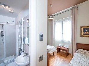 Een douche, gratis toiletartikelen, een haardroger, handdoeken