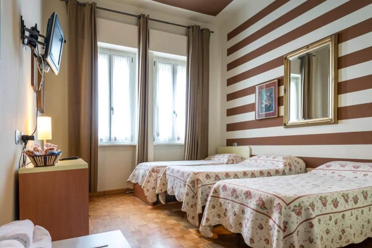 Tripla Standard | Una scrivania, Wi-Fi gratuito