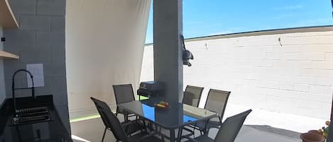 屋外ダイニングエリア