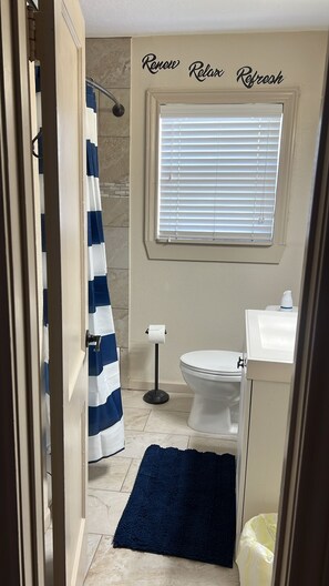 Haartrockner, Handtücher, Shampoo, Toilettenpapier