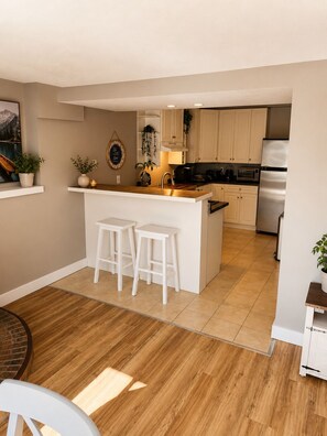 Private kitchen - Mountain Views - Cozy Suite - Pet Friendly Retreat - Just Minutes to Beach (Lake Country)