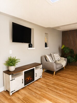 Smart TV - Mountain Views - Cozy Suite - Pet Friendly Retreat - Just Minutes to Beach (Lake Country)