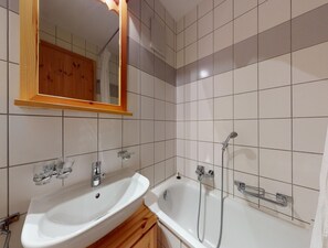 Apartment | Bathroom - Snug Apartment With Balcony (Nendaz)