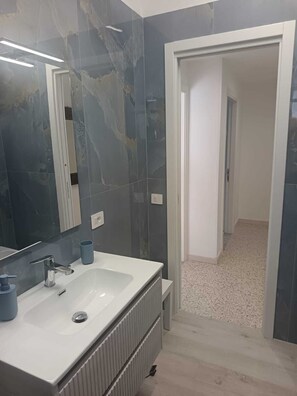 Doccia, set di cortesia gratuito, asciugacapelli, sapone
