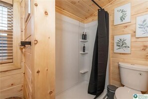 Haartrockner, Handtücher, Seife, Toilettenpapier