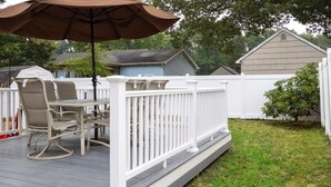 A deck with outdoor furniture, a white fence, and a small tree. - Villas House - 10 mins to Cape May, 15 to Wildwood (Lower Township)