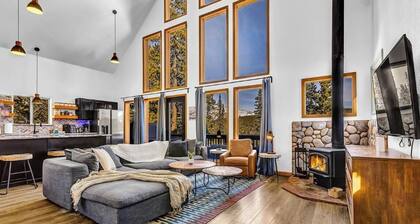 Modern 3-bedroom chalet in amazing Fairplay for your getaway.