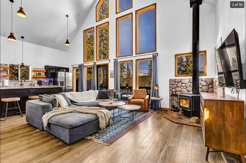 Modern 3-bedroom chalet in amazing Fairplay for your getaway.