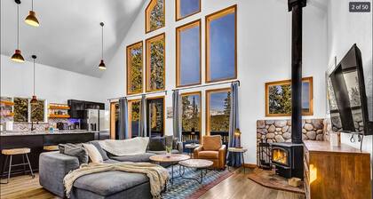 Modern 3-bedroom chalet in amazing Fairplay for your getaway.