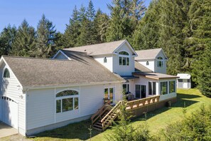 Exterior - Escape to Tenmile Lake Villa—a private luxury lakefront estate  on 13 acres (Lakeside)