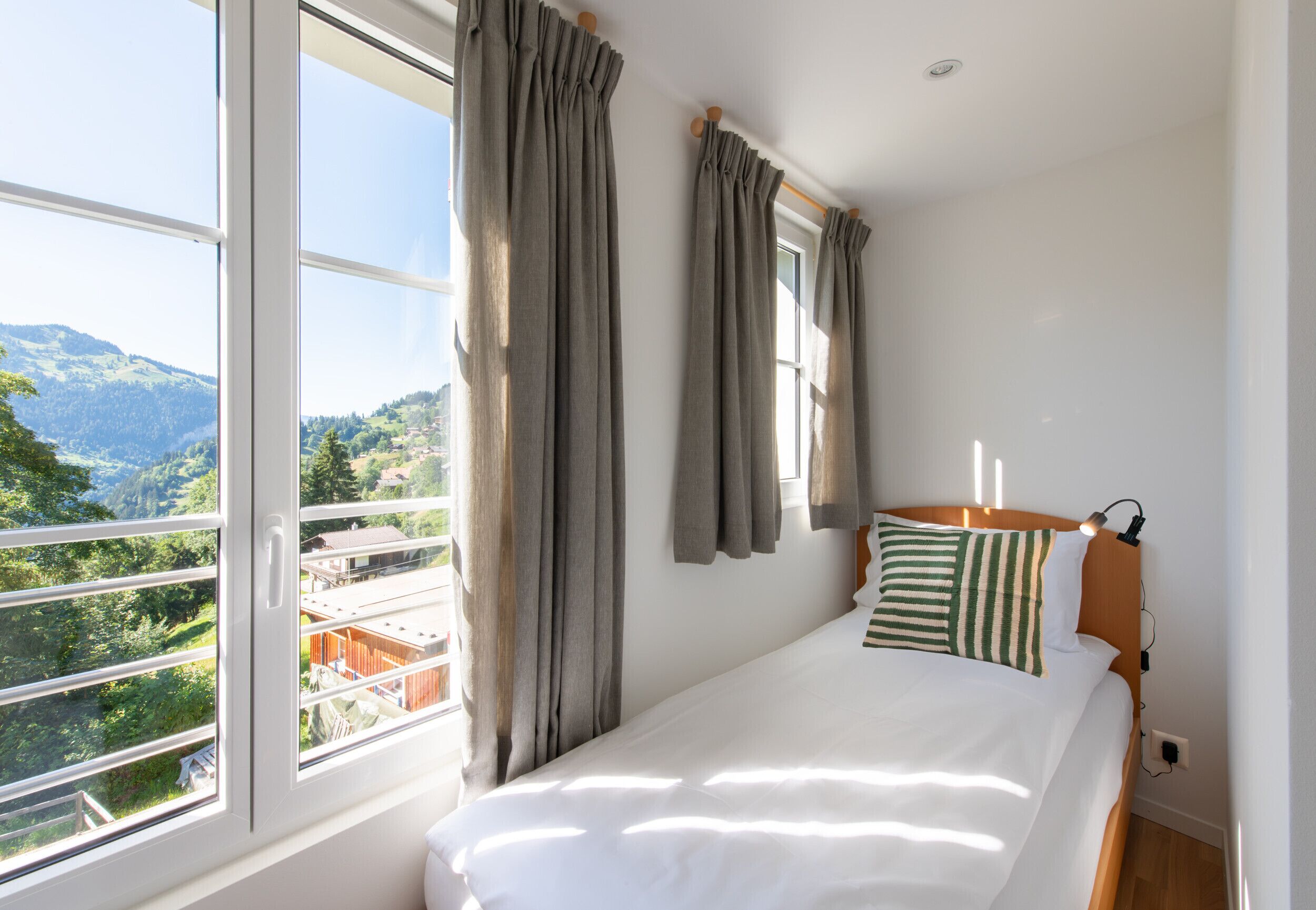 3 slaapkamers, een strijkplank/strijkijzer, gratis wifi, beddengoed