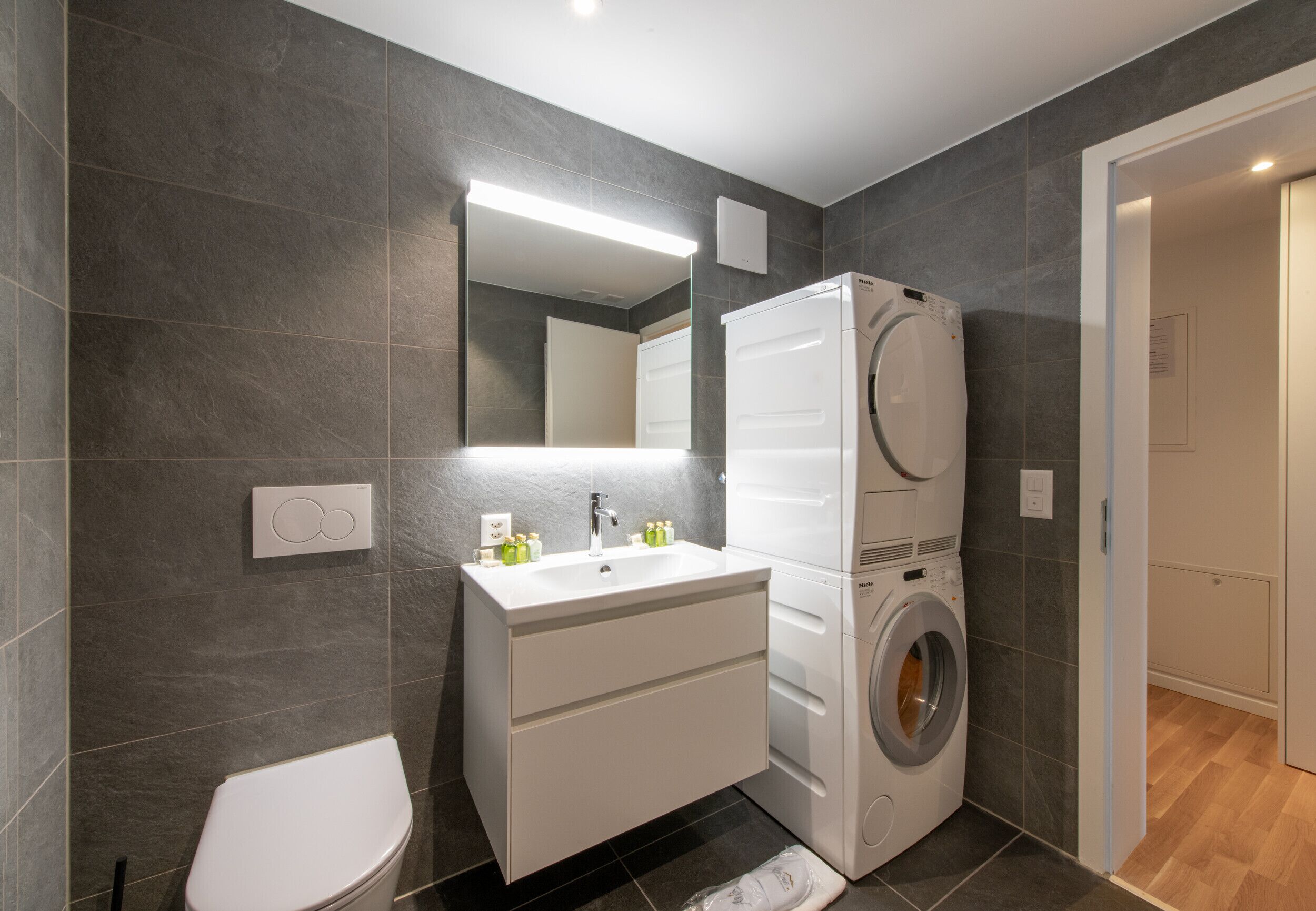 Douche, sèche-cheveux, serviettes fournies