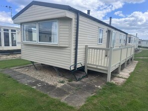 Exterior - Cabin Sleeps 8 With Balcony and Patio (Skegness)