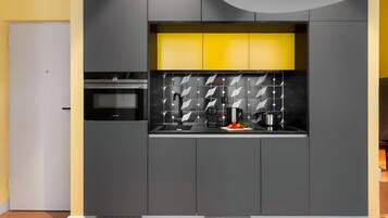 Fridge, oven, stovetop, dishwasher