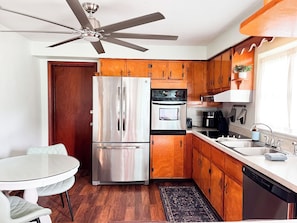 Coffee/tea maker, fridge, microwave, oven - Walk to beach, Fenced Yard/Firepit/Bikes/ DTWN St. Aug 8 Mi, Island Retreat (St. Augustine)