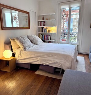 Room - Vrbo Property (Paris)