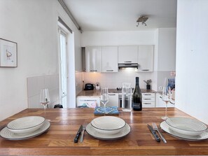 Private kitchen - Vrbo Property (Paris)
