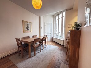 Dining - Vrbo Property (Paris)