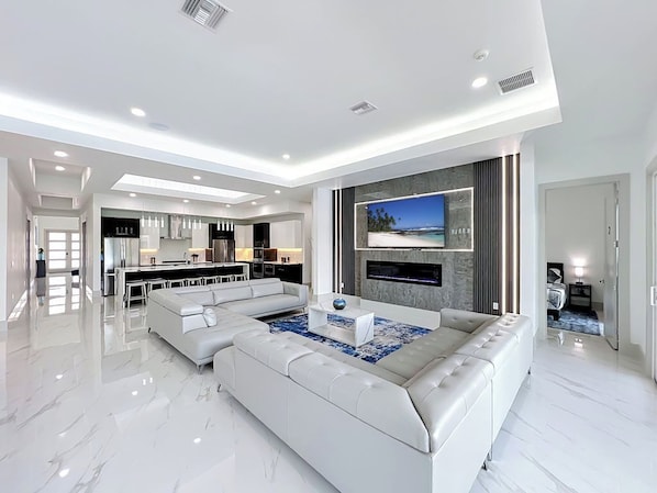 Smart TV, fireplace, video games, stereo - The Most Fun House with tons of room, huge pool and an amazing view. (Kissimmee)