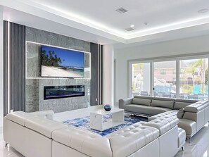 Smart TV, fireplace, video games, stereo - The Most Fun House with tons of room, huge pool and an amazing view. (Kissimmee)